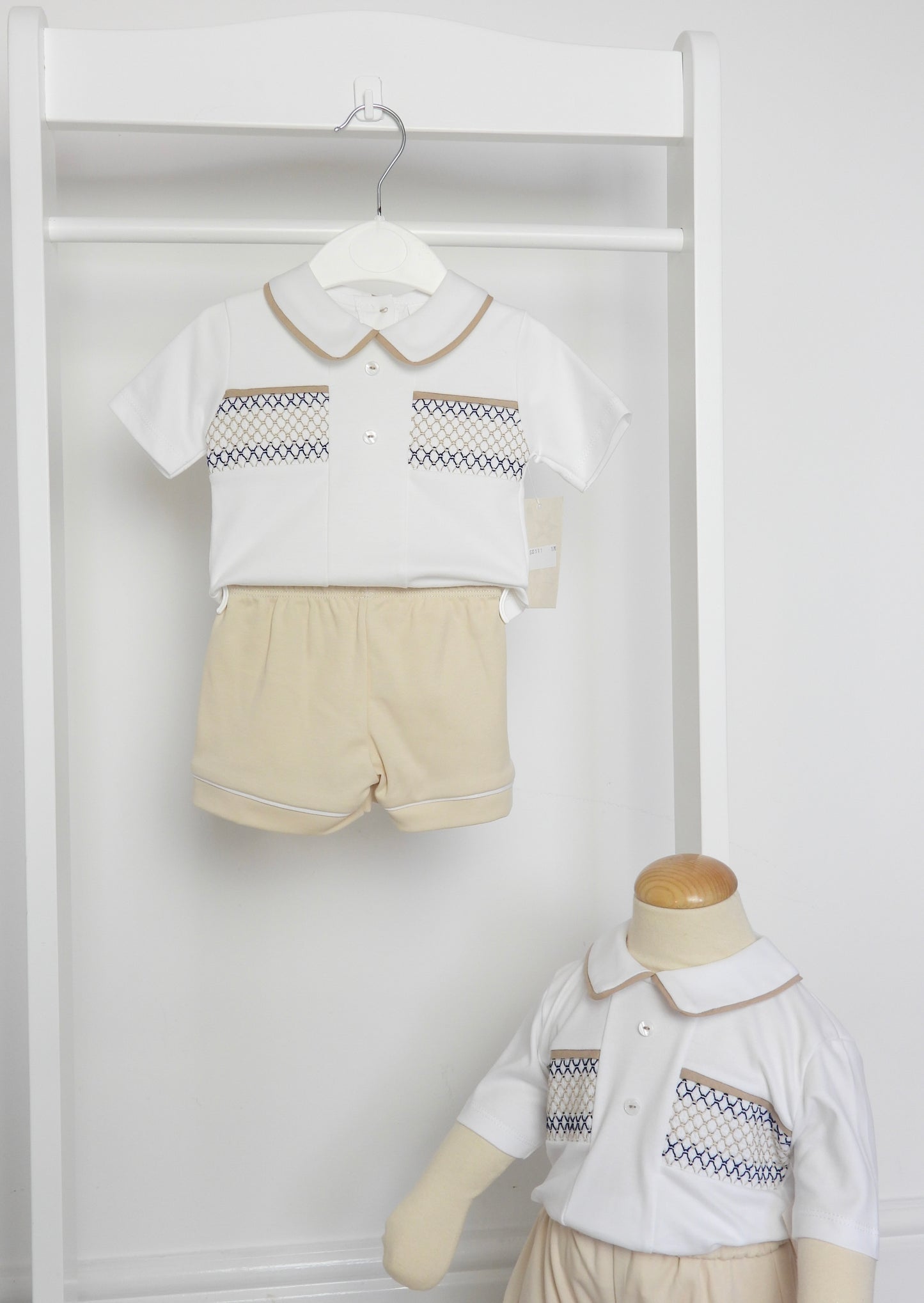 NATURAL AND WHITE PATTERNED POLO SHIRT AND SHORTS SET